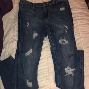 HOLLISTER HIGH WASTED RIPPED JEANS